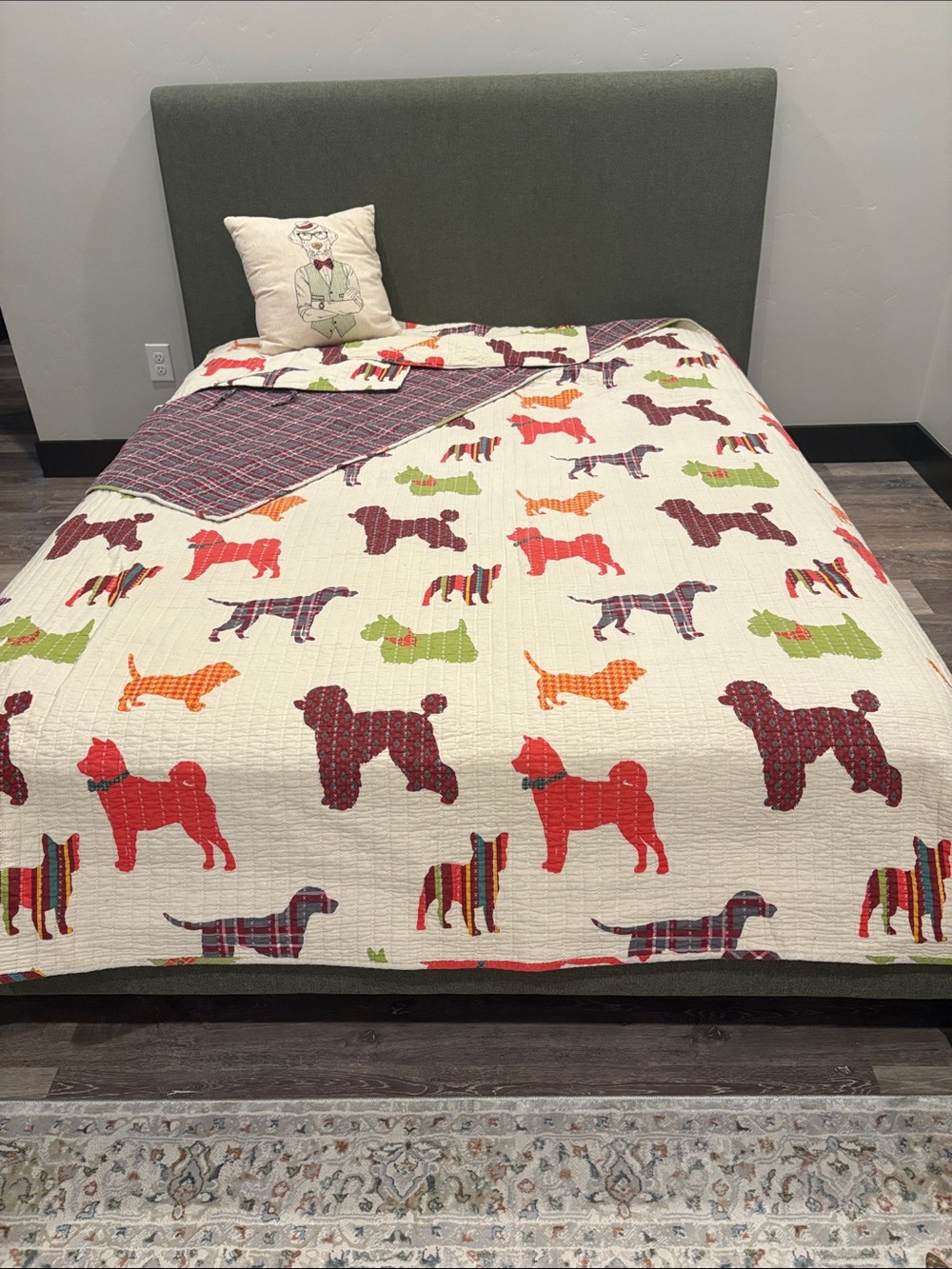 Quilt Dog Print Reversible - Queen w/ 2 Standard Shams & Accent Pillow